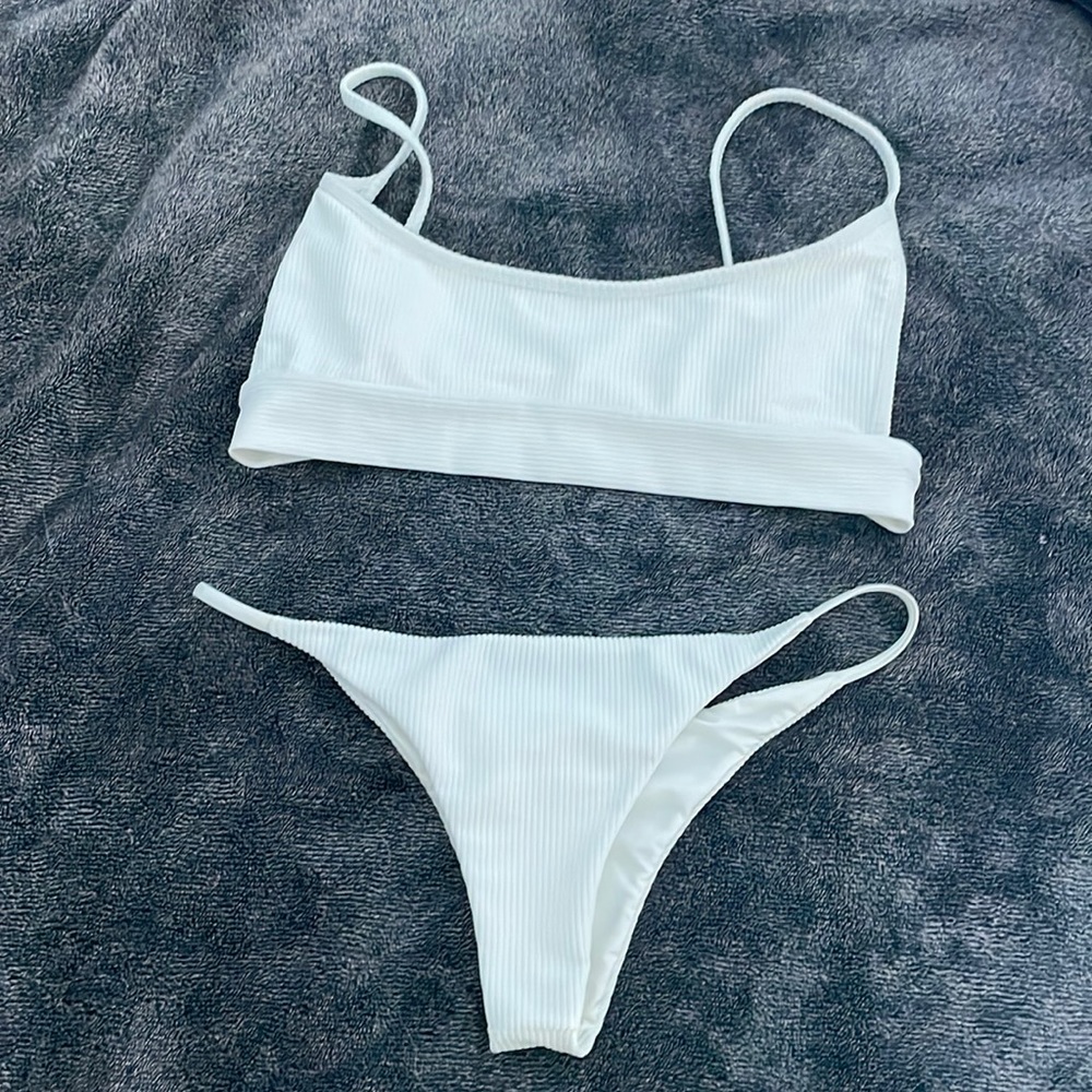 FRANKIES NEW NEVER WORN White Ribbed Bikini Top Size Large